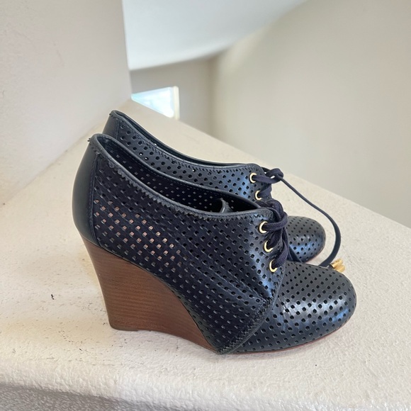 TORY BURCH Perforated Leather Navy Blue Victor Wedge Sneaker Heel Shoes Size 8 - Picture 1 of 12
